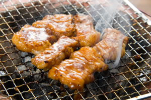 七輪の炭火でじっくり焼きます